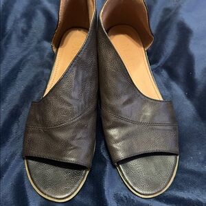 Mata Black Open-Toe Leather Flats size 8
